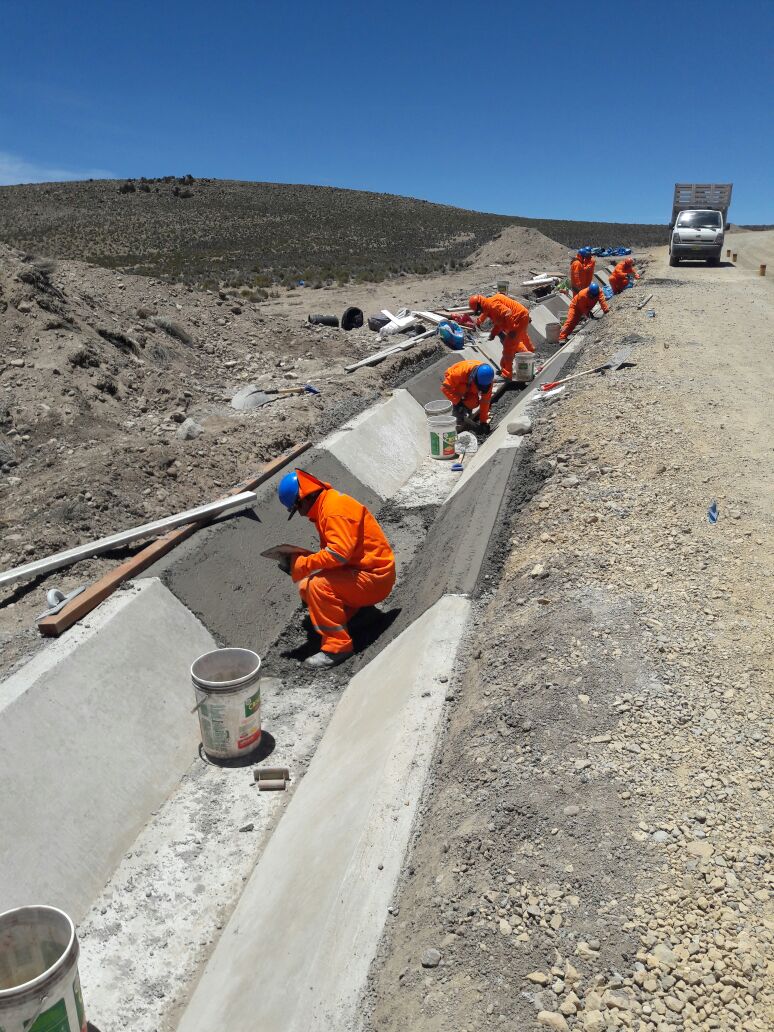 Construcción de canaletas de concreto en Alto Perú, Tacna, por Inversiones Lucong